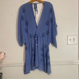 Beach By Exist dress tunic
Blue and white floral dress SIZE XL